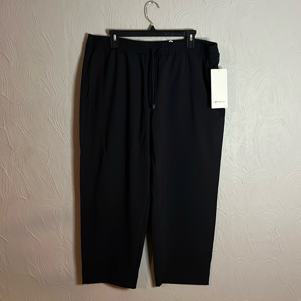 Lululemon Tapered Leg MR crop 25” luxtreme size XL in black